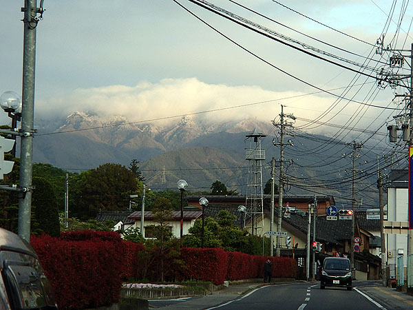 山間部は季節外れの雪雲と積雪が確認出来た